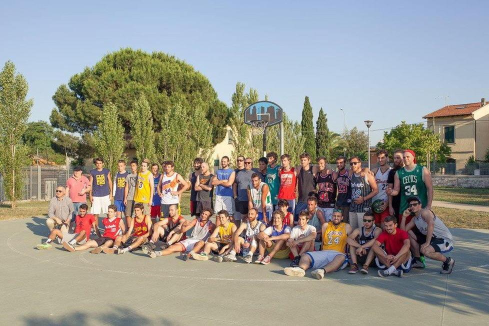 Canestro “mobile” sul campo di basket senza tabelloni 