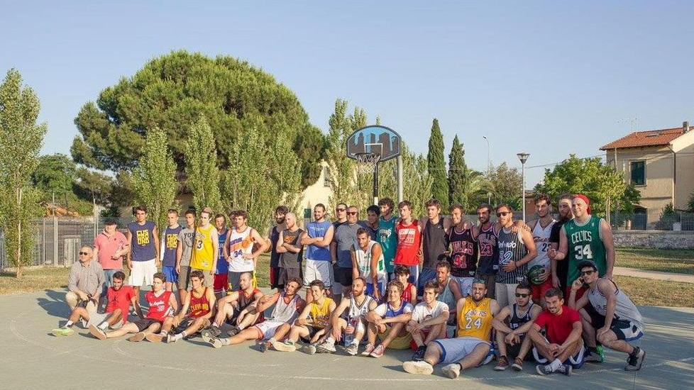 Canestro “mobile” sul campo di basket senza tabelloni