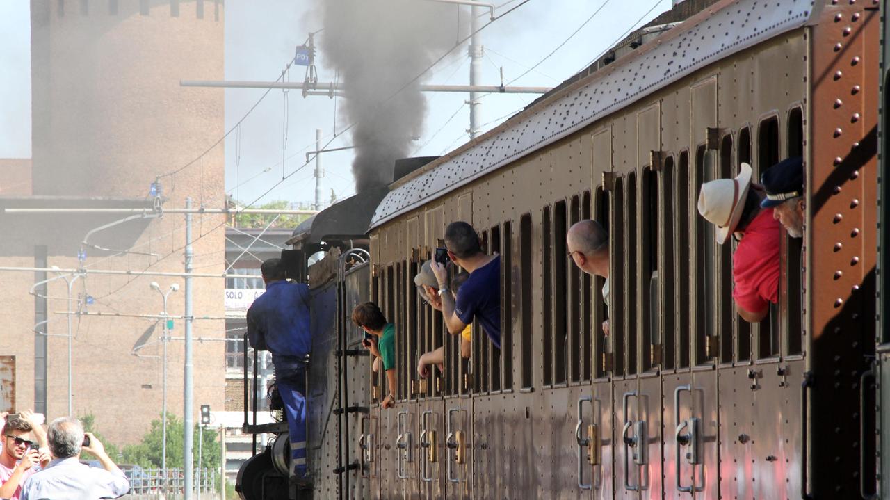 Festa delle ferrovie: ecco la sfida treno a vapore-moto d’epoca