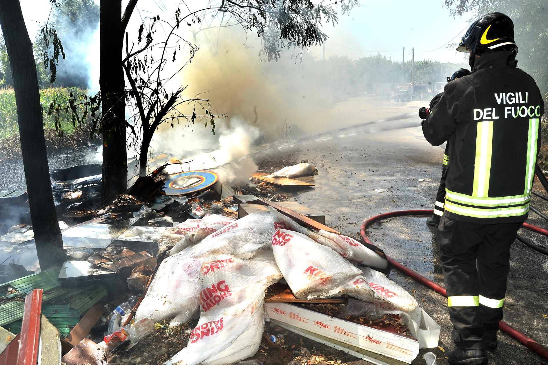Furgone prende fuoco sul viale Adua 
