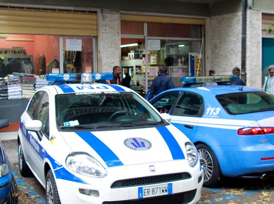 Via Poletti: ubriaco inveisce e spacca auto 