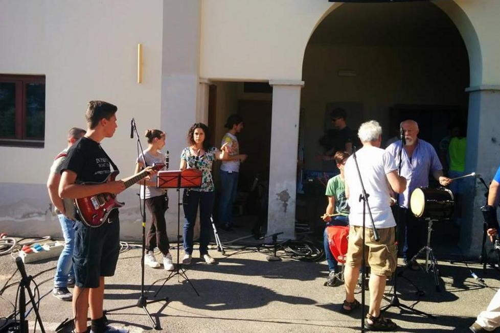 Alunni e insegnanti sul palco all’agrario 