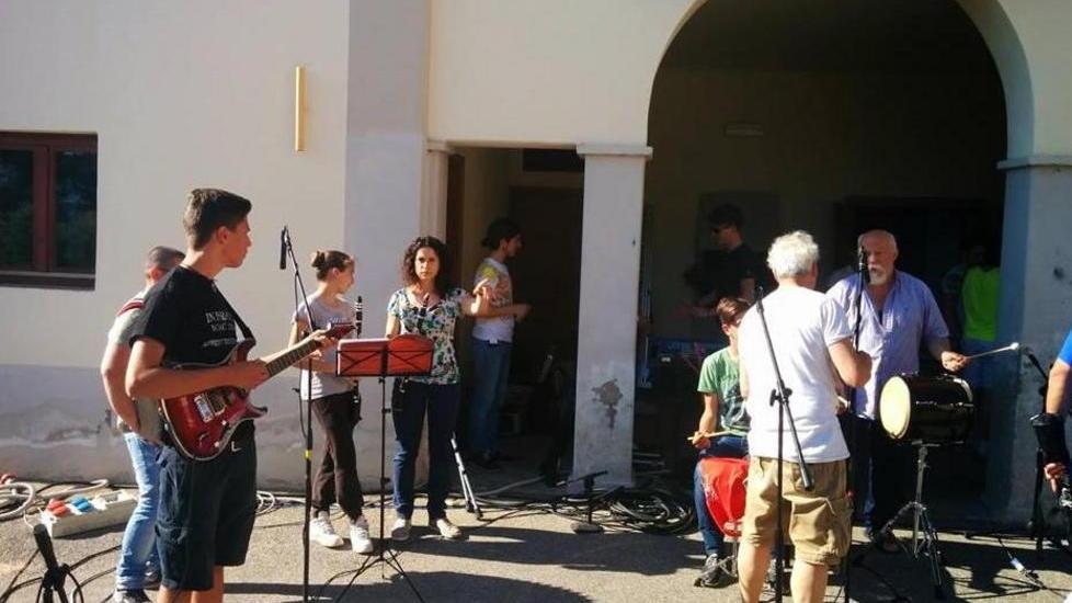 Alunni e insegnanti sul palco all’agrario