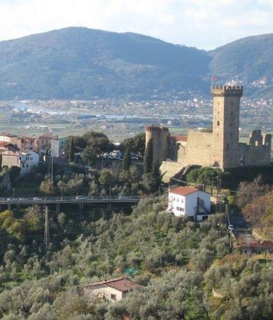 Ameglia in rampa di lancio, a Castelnuovo è polemica