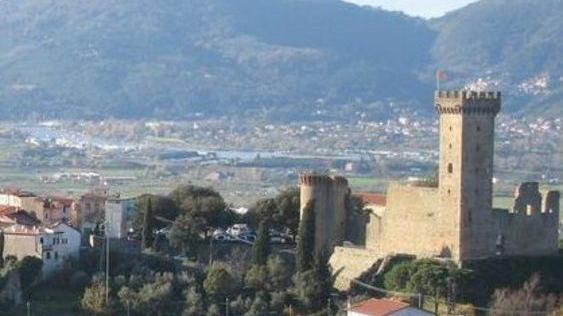 Ameglia in rampa di lancio, a Castelnuovo è polemica