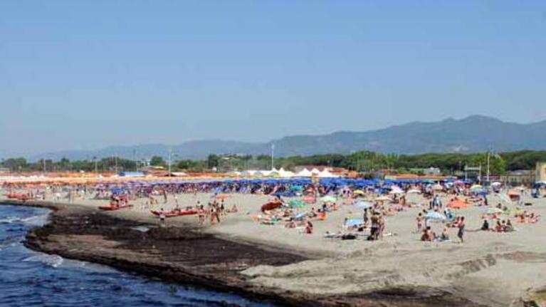 Anche le ruspe del porto in aiuto ai balneari