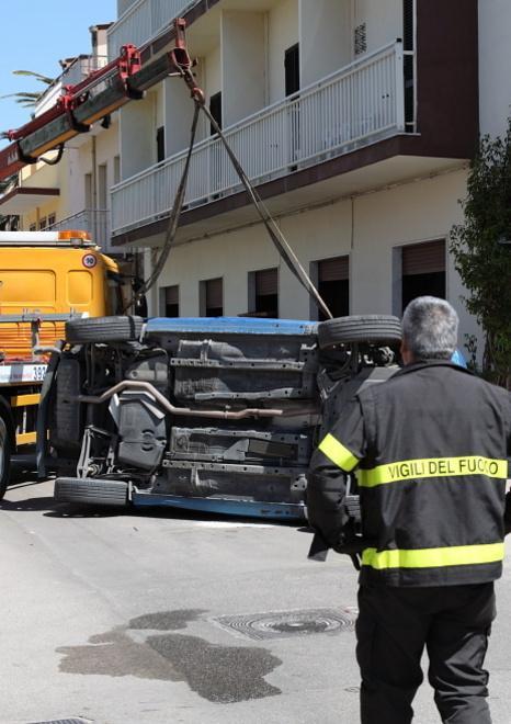 Scontro in centro, l’auto si ribalta e travolge una turista 