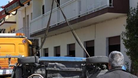 Scontro in centro, l’auto si ribalta e travolge una turista