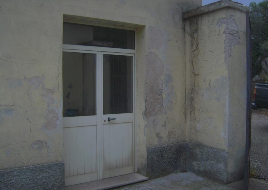 Erbacce e sporcizia nel cimitero comunale