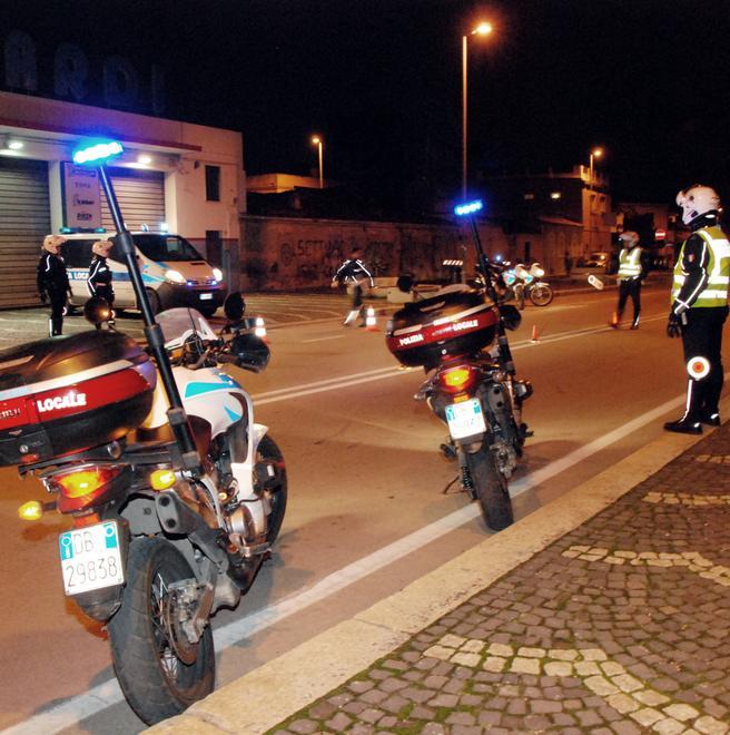 La polizia locale vigila anche sulla notte 