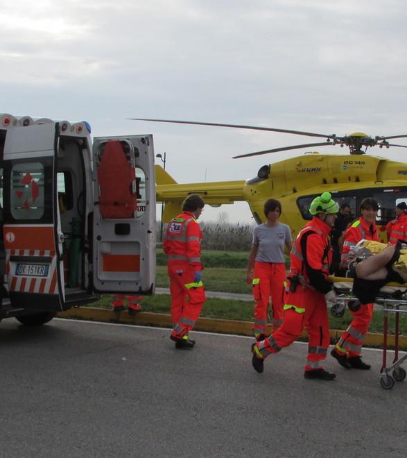 Operaio finisce fuori strada Rimane schiacciato in cabina
