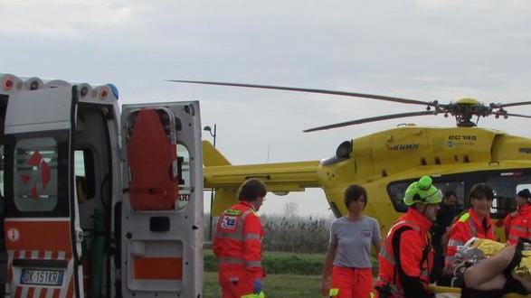 Operaio finisce fuori strada Rimane schiacciato in cabina