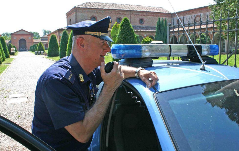 Con la maglia della Spal ruba una borsa al cimitero 