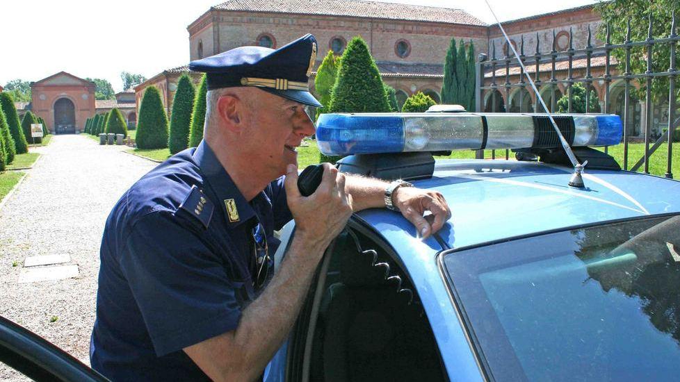Con la maglia della Spal ruba una borsa al cimitero