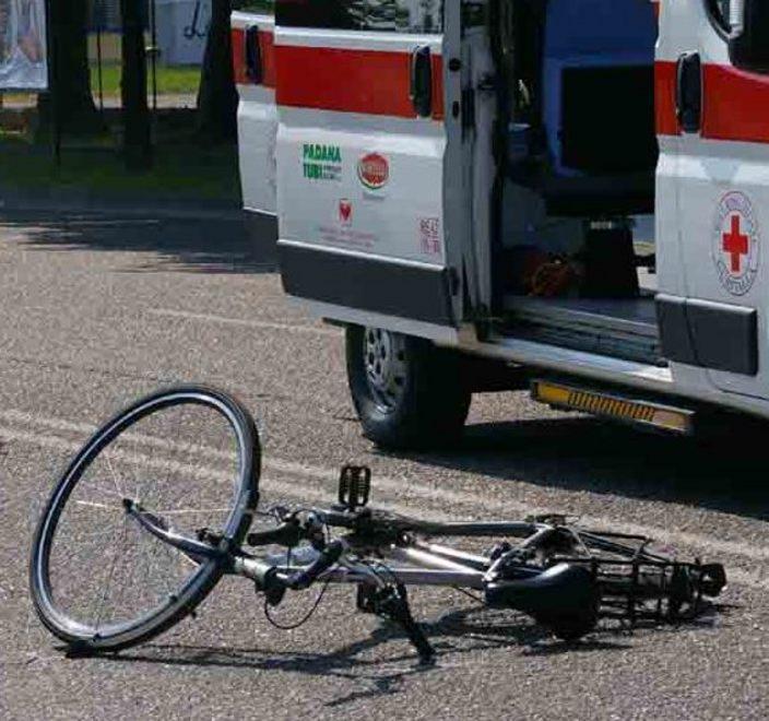 Fuori pericolo il ciclista investito da un’auto 