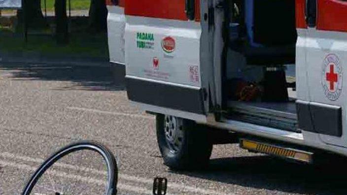 Fuori pericolo il ciclista investito da un’auto