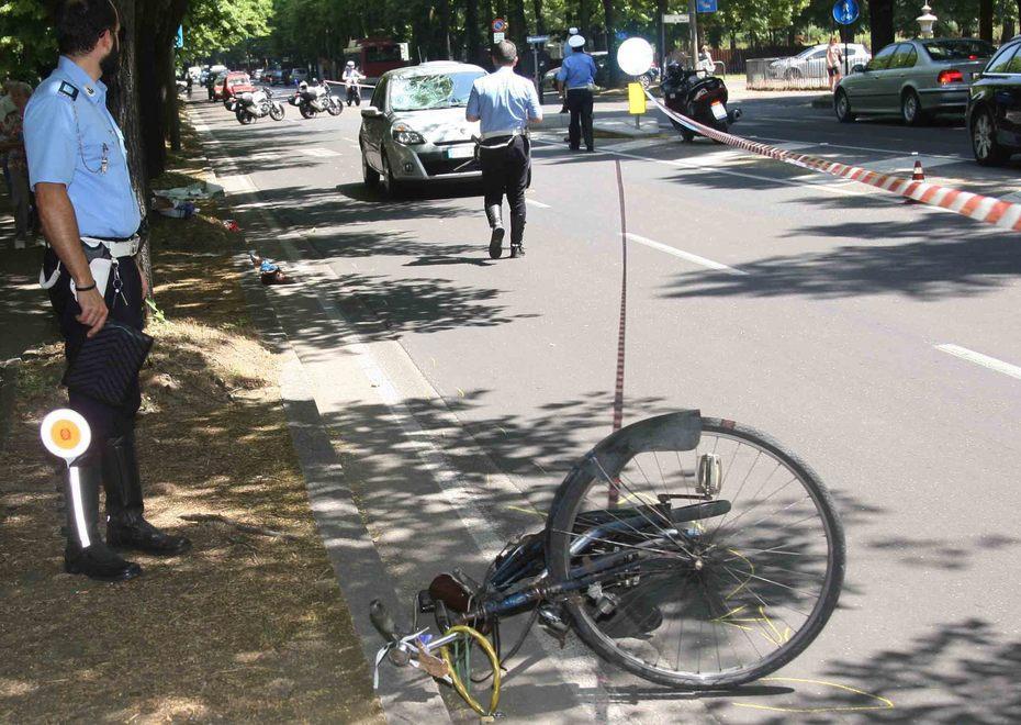 Anziano muore travolto in bici 