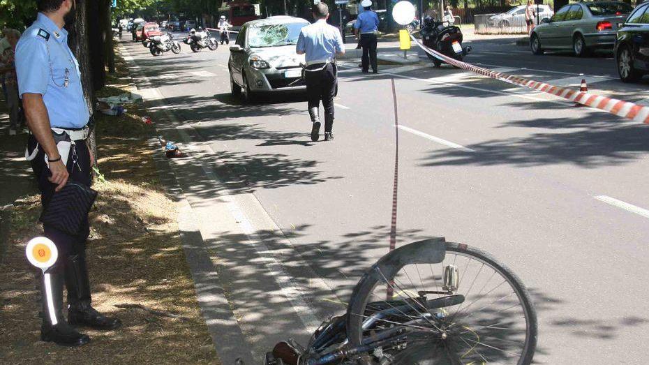 Anziano muore travolto in bici