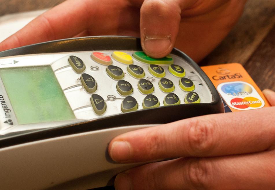 Non accettano il bancomat, a Lucca segnalati dieci esercizi commerciali 