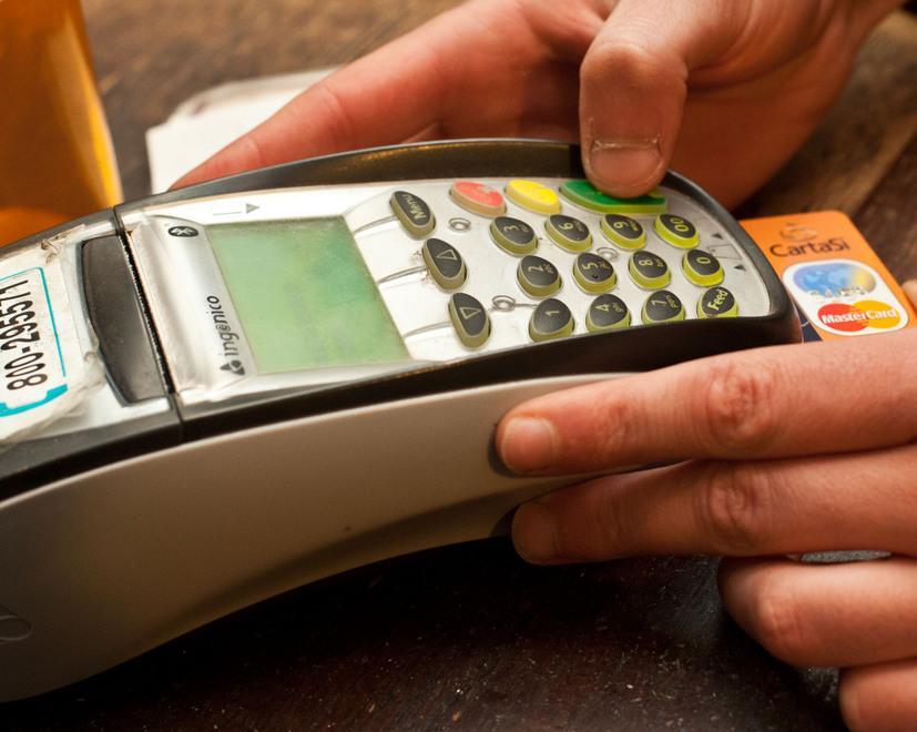 Bancomat obbligatorio per tutti i commercianti: l’allarme di Confcomercio 