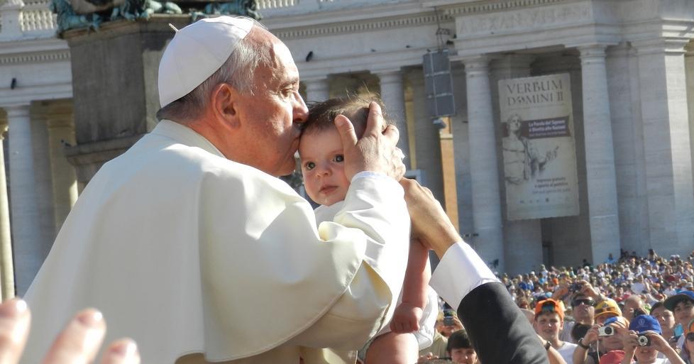 Il bacio del papa al piccolo Davide 