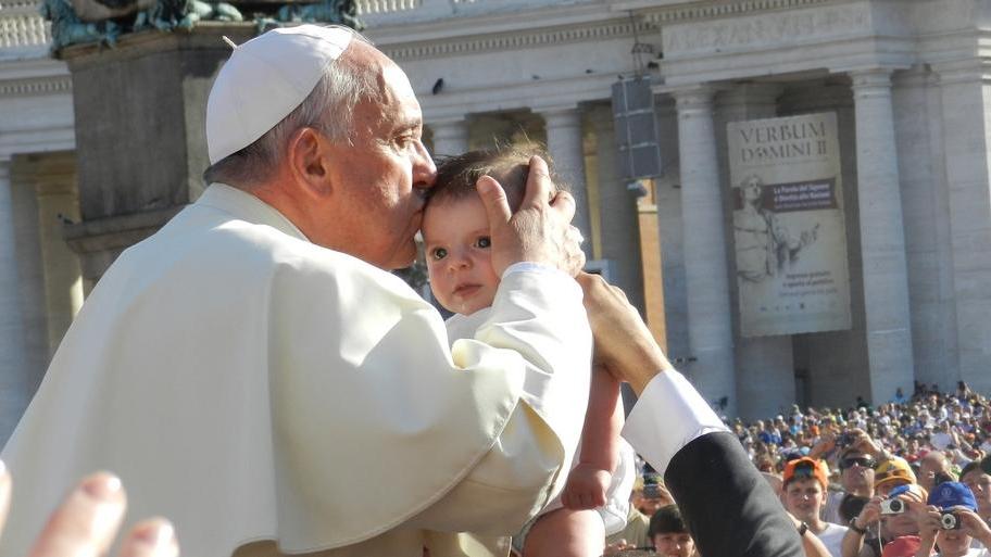 Il bacio del papa al piccolo Davide
