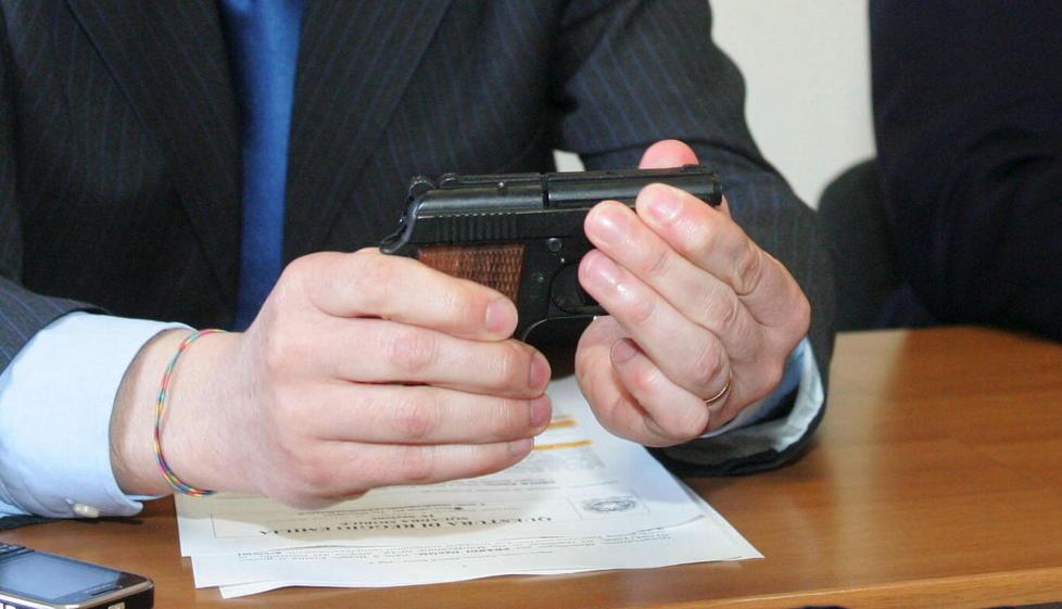 “Colpo” di pistola al baby bullo che ha picchiato il figlio 