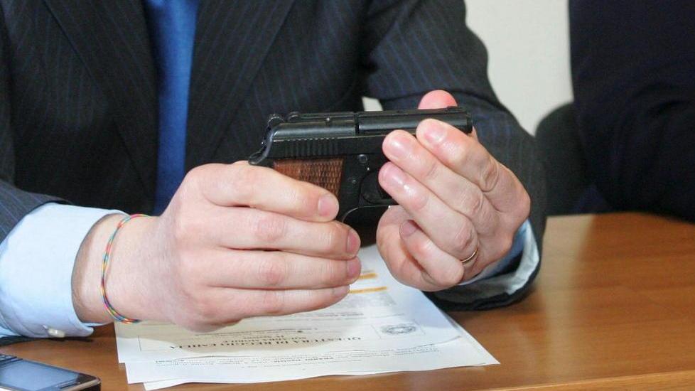 “Colpo” di pistola al baby bullo che ha picchiato il figlio