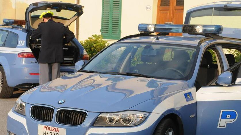 La polizia stradale recupera 46 ovuli di cocaina lungo la superstrada
