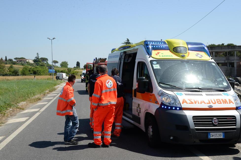 Camper si ribalta sulla A12, feriti mamma e due bimbi 