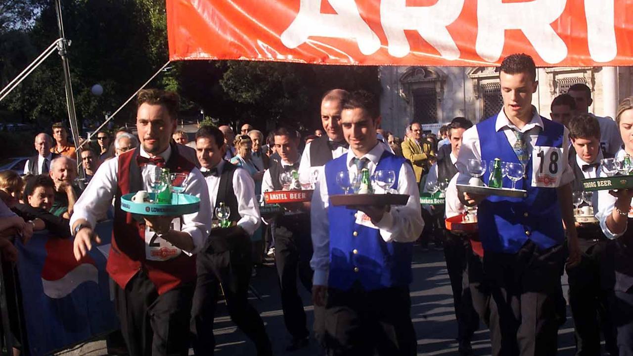 Montecatini, torna la corsa dei camerieri - Video