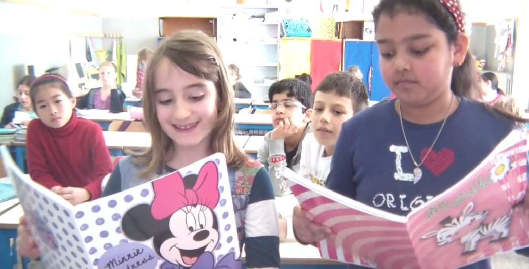 In una classe elementare, tutti i colori del mondo 