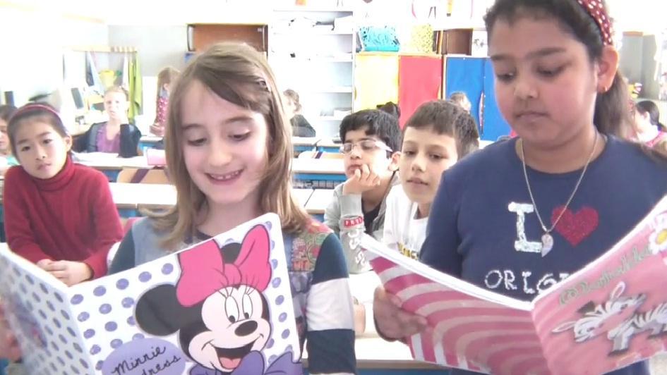 In una classe elementare, tutti i colori del mondo