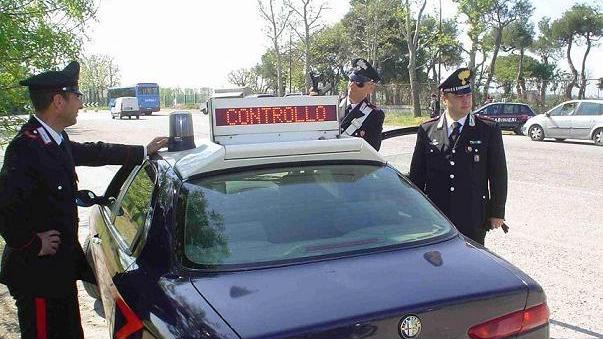 Malmena il padre: finisce in manette