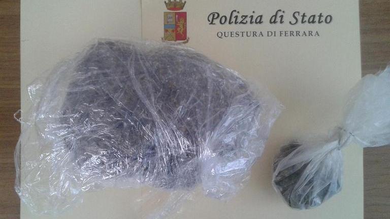 Trecento grammi di marijuana nascosti nel mobile della sala da pranzo: arrestato