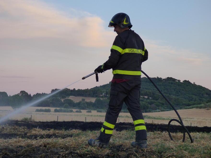 Incendio in via della Gronda chiusa l’Aurelia allo svincolo 