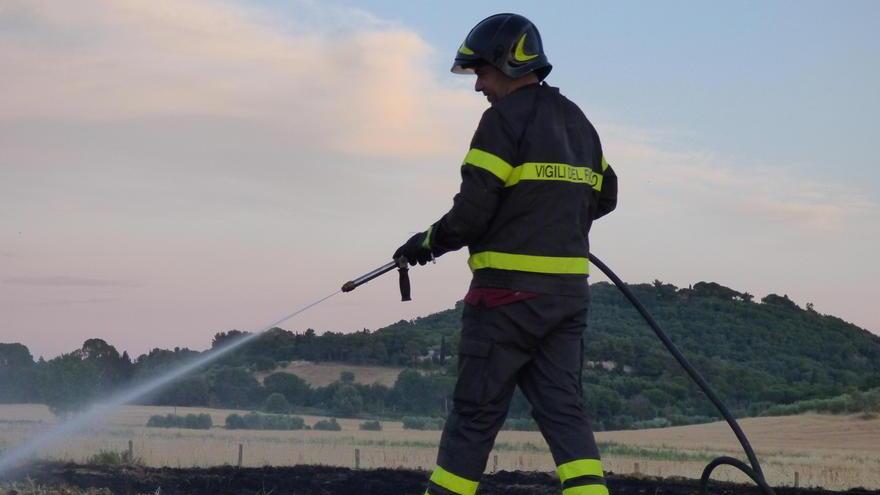 Incendio in via della Gronda chiusa l’Aurelia allo svincolo