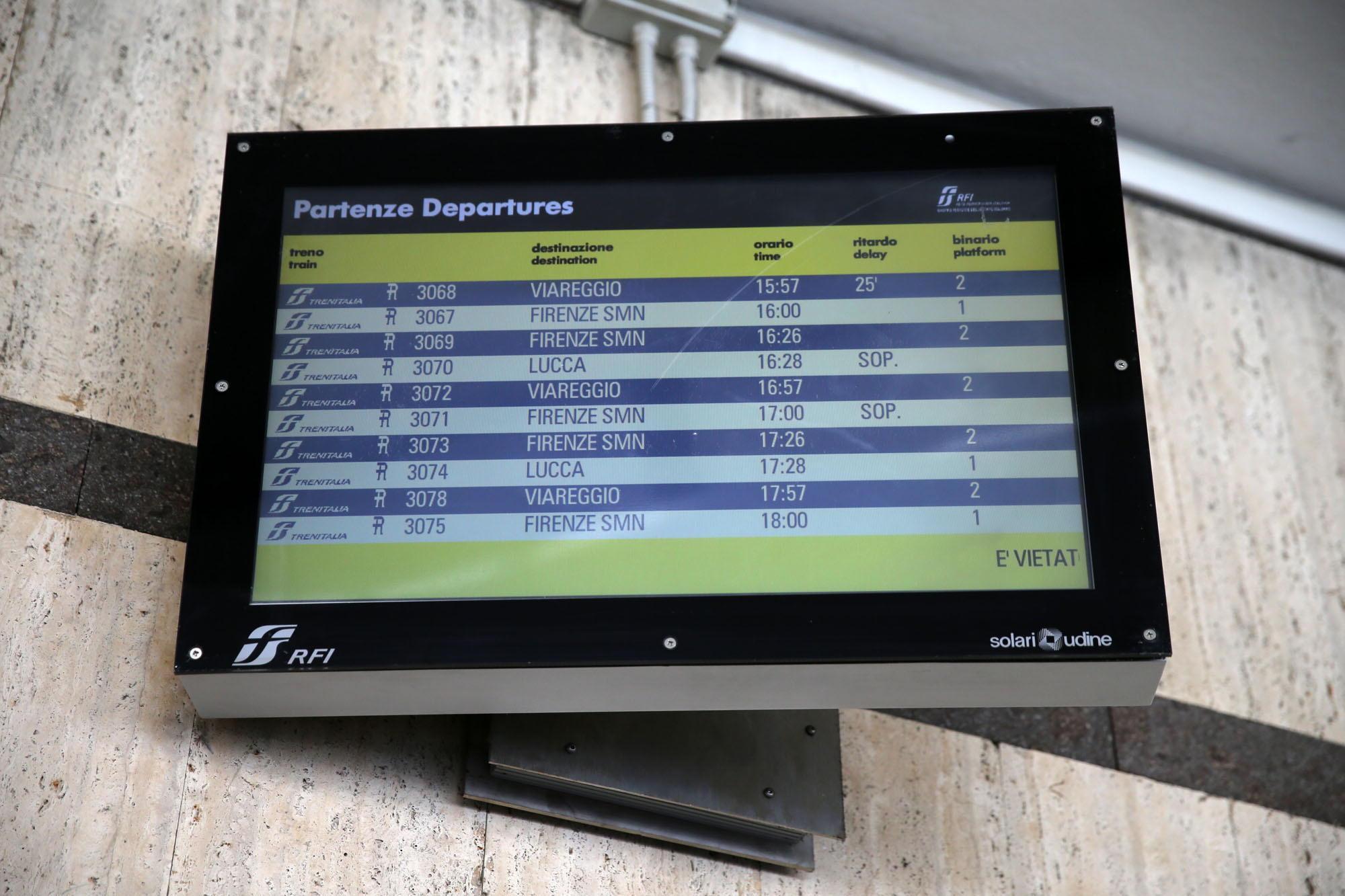 Problemi sulla linea: treni soppressi o con ritardi abissali 