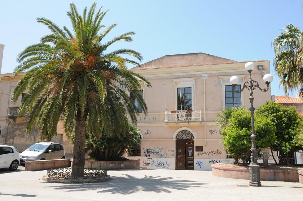 Sorso, entra ubriaco nell’ufficio del sindaco, chiede lavoro e aggredisce un’impiegata: arrestato 