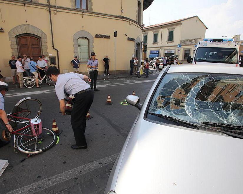Auto contro un negozio e bici a terra, due feriti in centro a Empoli 