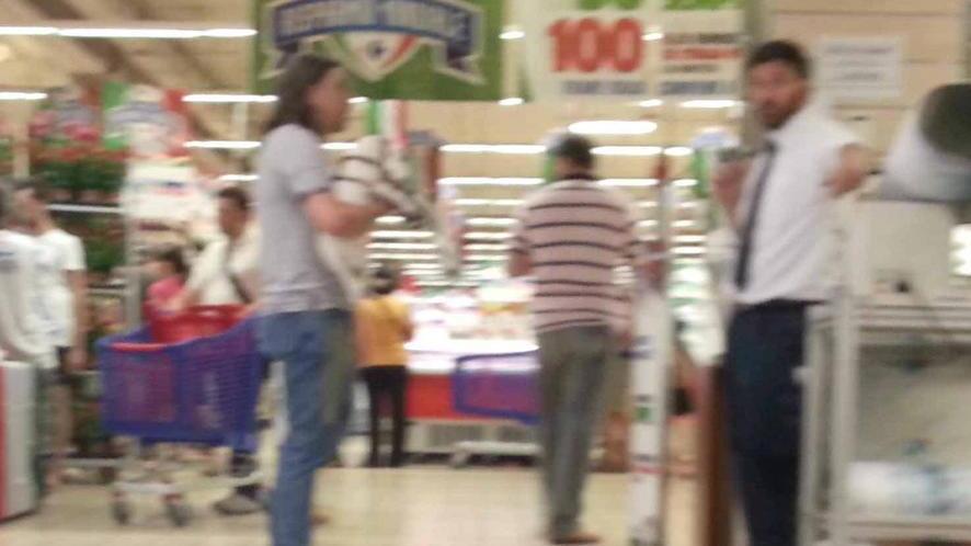 Prova a entrare col cane Ma il Carrefour dice no