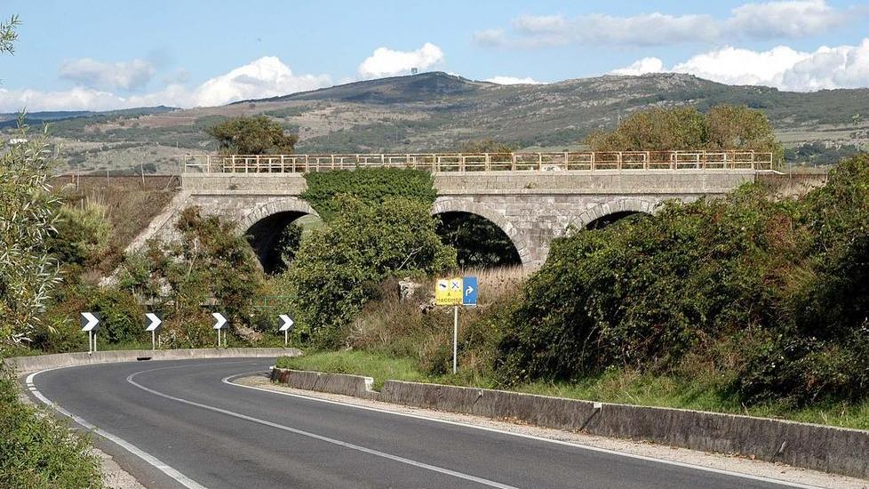 Incidente sulla trasversale sarda: tre feriti, strada chiusa al traffico