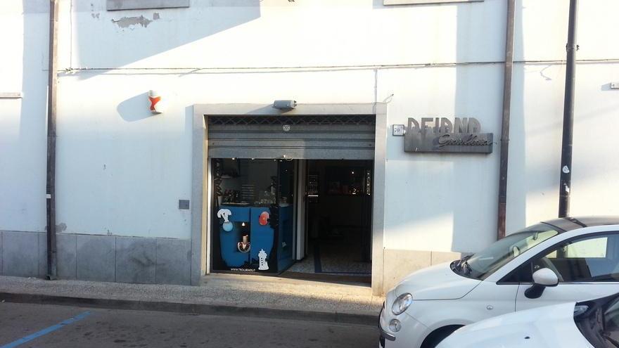 Tortolì: il bandito entra nella gioielleria ma la titolare reagisce a bastonate e lui scappa