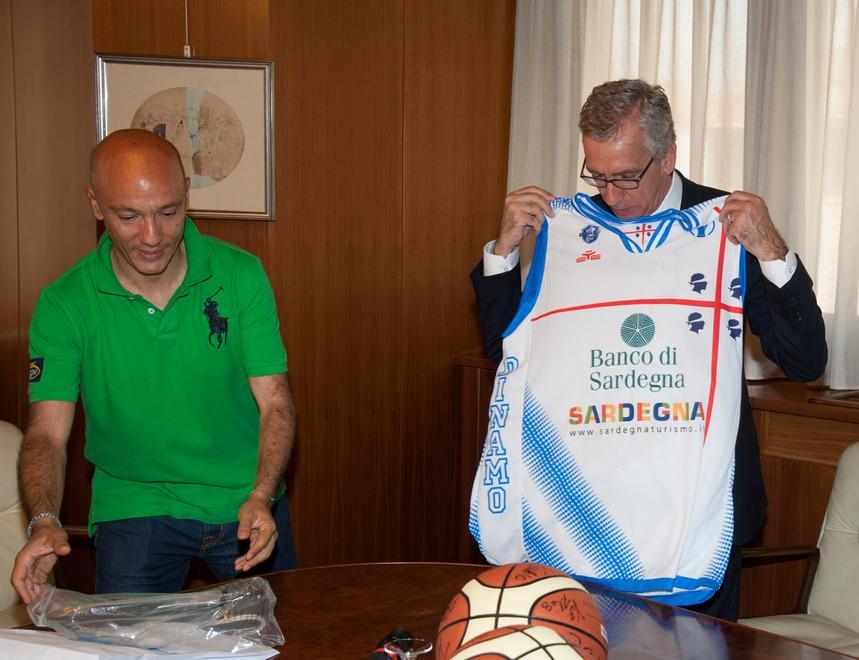 Pigliaru e Ganau incontrano la Dinamo: «Siete di incoraggiamento per la Sardegna» 