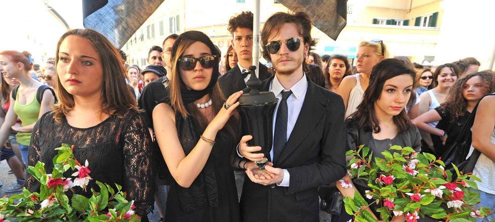 Studenti in corteo funebre «Avete ucciso il Petrocchi» 