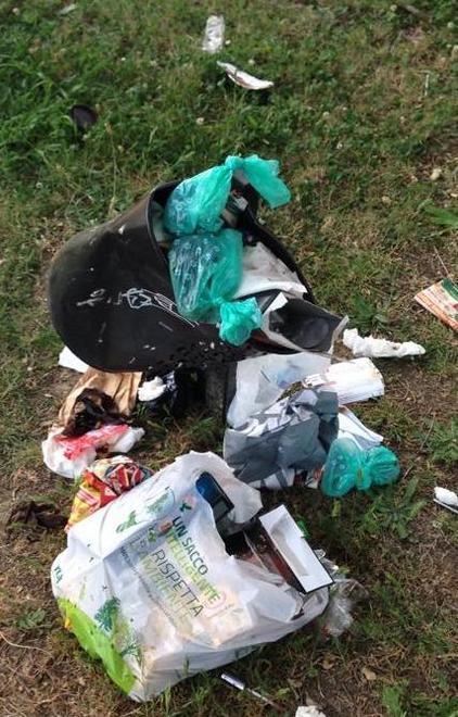 Parco pubblico invaso dai rifiuti 