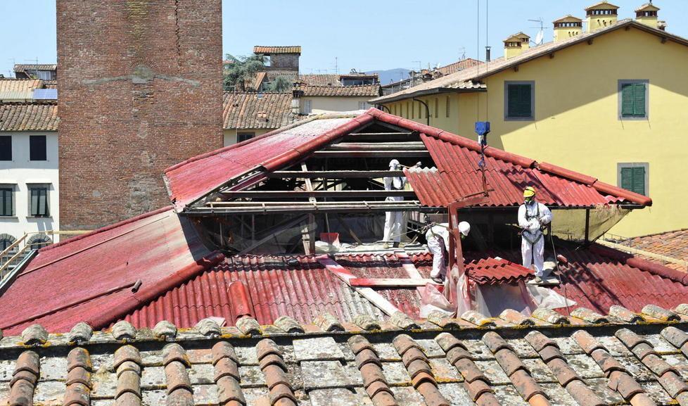 Via dal tetto del Carmine nove tonnellate di eternit 