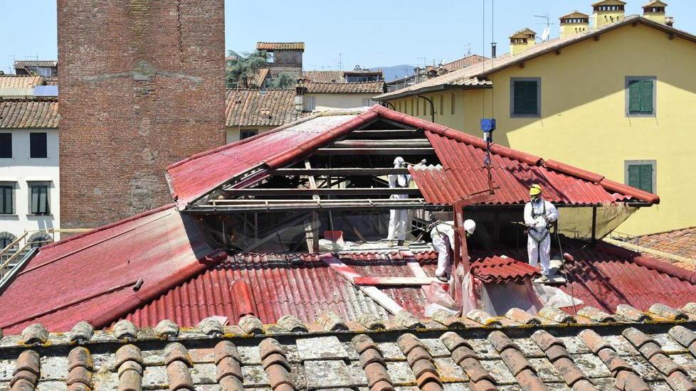 Via dal tetto del Carmine nove tonnellate di eternit