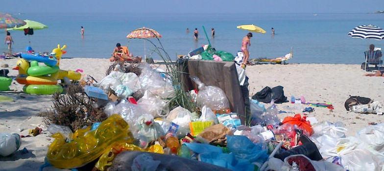 Discarica nella spiaggia di Maria Pia