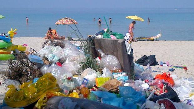 Discarica nella spiaggia di Maria Pia